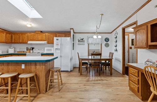 Pullman House | Lakefront Retreat in a Serene Country Setting
