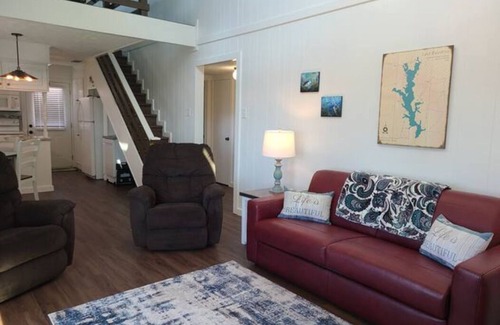 Flint House | Lakefront Retreat Nestled in the piney woods