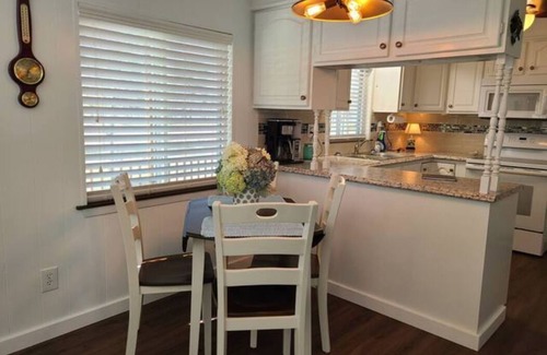 Flint House | Lakefront Retreat Nestled in the piney woods