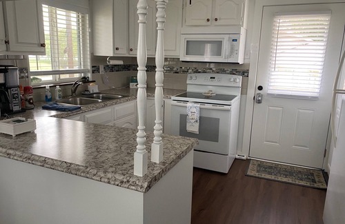 Flint House | Lakefront Retreat Nestled in the piney woods