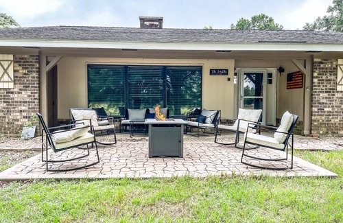 Steens House | Lakefront retreat, perfect for Alabama or Mississippi State games.