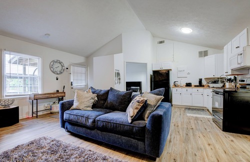 Newnan Apartment | "Lakefront Retreat – Rustic Escape for Couples, Creatives, & Remote Workers"