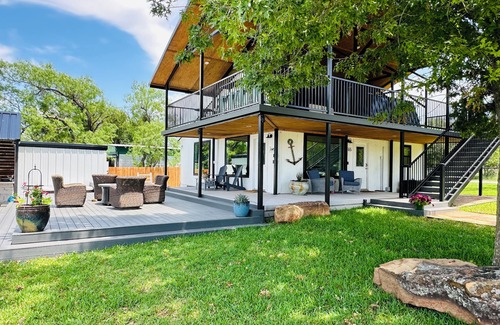 Graford Cabin | Lakefront retreat with private Boat Ramp, Dock, Hot Tub, and Stunning Sunsets ☀️