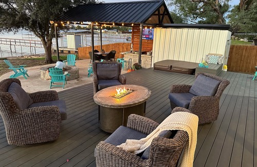 Graford Cabin | Lakefront retreat with private Boat Ramp, Dock, Hot Tub, and Stunning Sunsets ☀️