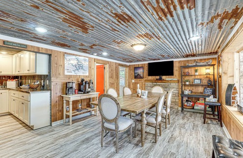 Rocky Mount House | Lakefront Rocky Mount Main House w/3 Cabins!