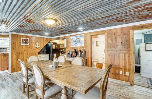 Rocky Mount House | Lakefront Rocky Mount Main House w/3 Cabins!