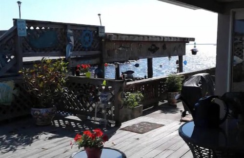 Cocoa House | Lakefront/scenic views/boating/Wildlife/Gators/fishing fun!
