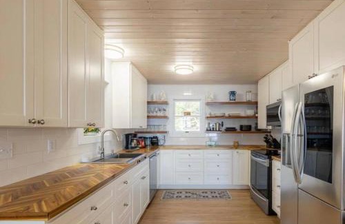 Mohawk House | Lakefront Serenity