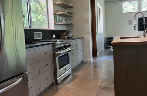Kingsland House | Lakefront-Sleeps12-Pets OK-Boat Slip