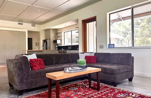 Kingsland House | Lakefront-Sleeps12-Pets OK-Boat Slip
