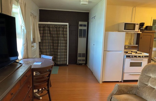 Brice Prairie Apartment | Lakefront studio. Natural setting, sunsets, kayaks, fishing dock, paved walking