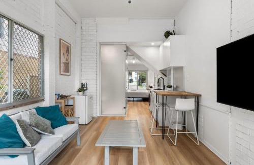 Killarney Vale House | Lakefront Suite Studio Killarney Vale