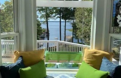 Henrico House | Lakefront, sunsets, dock, firepit, ping pong table