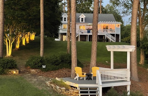 Henrico House | Lakefront, sunsets, dock, firepit, ping pong table