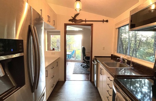 Uxbridge House | LAKEFRONT SUNSETS & HOTTUB