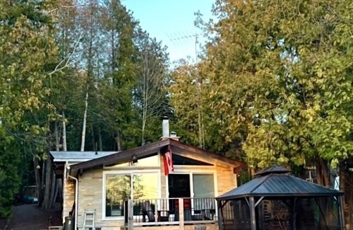 Uxbridge House | LAKEFRONT SUNSETS & HOTTUB