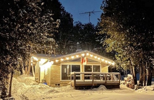 Uxbridge House | LAKEFRONT SUNSETS & HOTTUB