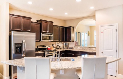 Loughman House | Lakefront Sunsets, Private Pool, Lazy River, Clubhouse & 24~7 Owner Support