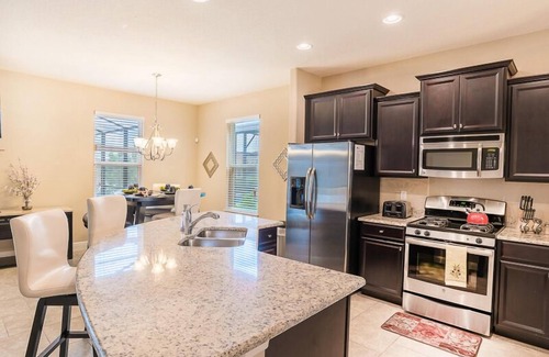 Loughman House | Lakefront Sunsets, Private Pool, Lazy River, Clubhouse & 24~7 Owner Support