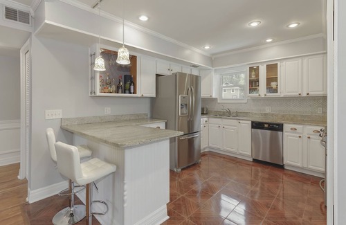 Wilson Lake House | Lakefront Tampa home w/pool table + outdoor patio