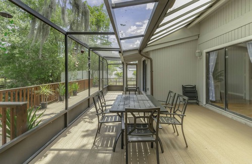 Wilson Lake House | Lakefront Tampa home w/pool table + outdoor patio