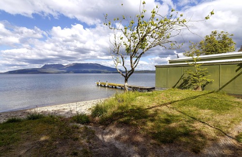 Lake Tarawera House | Lakefront Tarawera Bliss