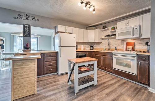 Myrtle House | Lakefront Vacation Rental w/Deck & 2 Docks!