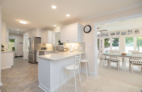 Henrico House | Lakefront View, 5BR, PET-Friendly, Firepit, Dock, Games, Up to 14