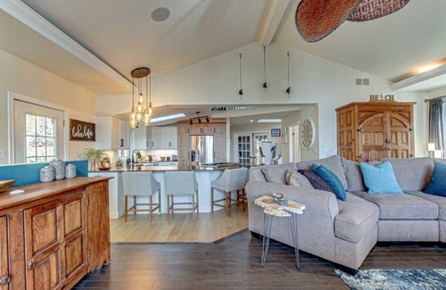 Central Elgin House | Lakefront View w Private BEACH! - Spacious Luxury Estate Home ~ Pet Friendly