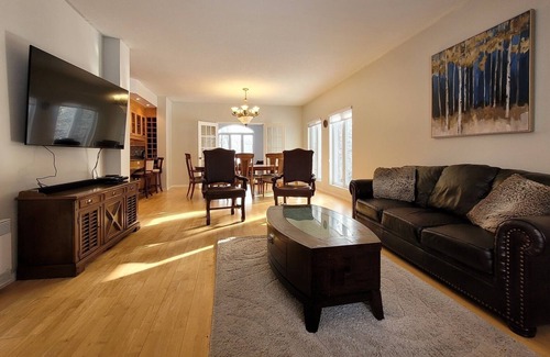 Cantley Cottage | Lakefront Villa 5 minutes from Mont Cascades Ski Resort and Waterpark