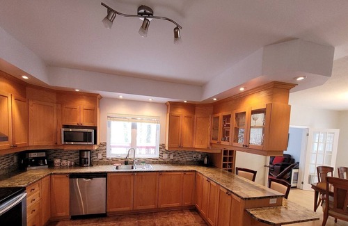 Cantley Cottage | Lakefront Villa 5 minutes from Mont Cascades Ski Resort and Waterpark