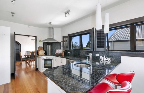 Waitahanui House | Lakefront Villa - Waitahanui Holiday Home