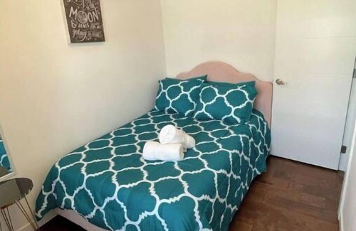Westbank House | LAKEFRONT WINE TRAIL peaceful modern suite