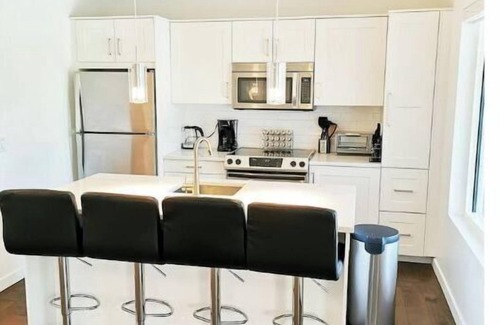 Westbank House | LAKEFRONT WINE TRAIL peaceful modern suite