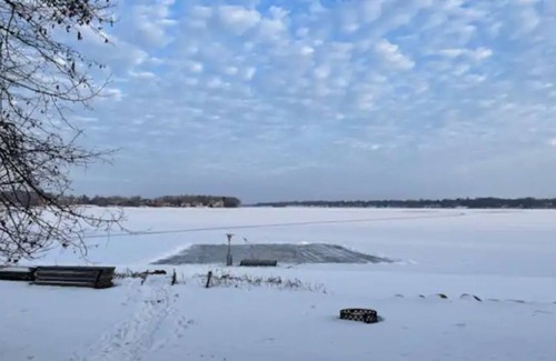 Navarre Cabin | Lakefront Winter getaway on Lake Minnetonka!