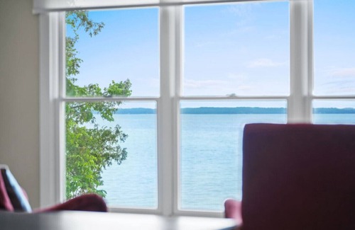Suttons Bay House | LakeHaus Vibes + Hot Tub