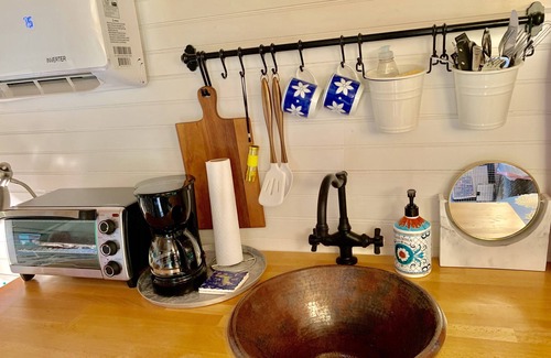 Lutz Cottage | Lakehouse Cozy Suite & Charming Vintage Camper at Little Cypress Guest Suites