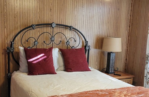 Goldsboro Cottage | Lakehouse getaway with updated amenities!