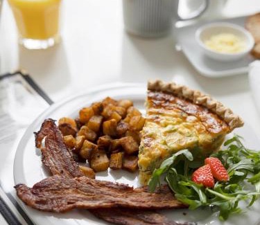 Lenox Dale Hotel | Lakehouse Inn