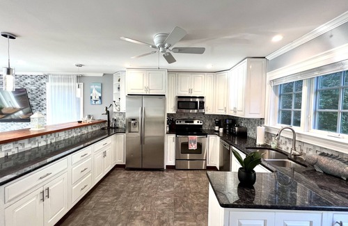 New Fairfield House | Lakehouse; Kayaks, Grill, FirePit, Gym, Movie Room, Pool Table, Air Hockey etc!