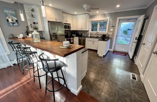 New Fairfield House | Lakehouse; Kayaks, Grill, FirePit, Gym, Movie Room, Pool Table, Air Hockey etc!