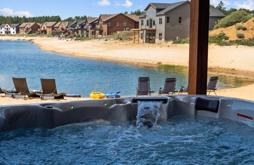 New Lisbon House | Lakehouse on Beach Lake, Wi Hot Tub and Screened in Porch near Castle Rock Lake