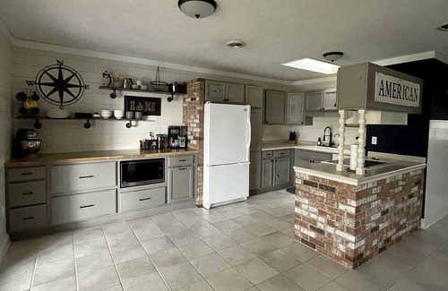 Conneaut Lakeshore House | Lakehouse on the Canal