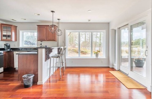 Marlton House | Lakehouse with Gorgeous View Family Friendly!