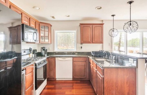 Marlton House | Lakehouse with Gorgeous View Family Friendly!