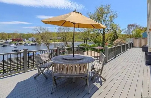 Brookfield House | Lakehouse with Private Beach, Opt Pontoon Rental