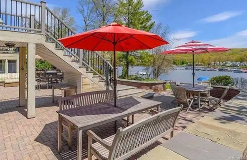 Brookfield House | Lakehouse with Private Beach, Opt Pontoon Rental