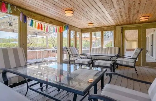Brookfield House | Lakehouse with Private Beach, Opt Pontoon Rental