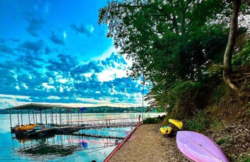 Sunrise Beach House | Lakehouse Wpools, Hottub, Dock, Sauna,playground