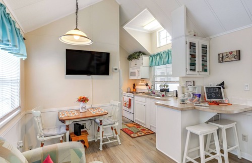 Lakeland Cottage | Lakeland Cottage w/Pool Access + Screened Porch!